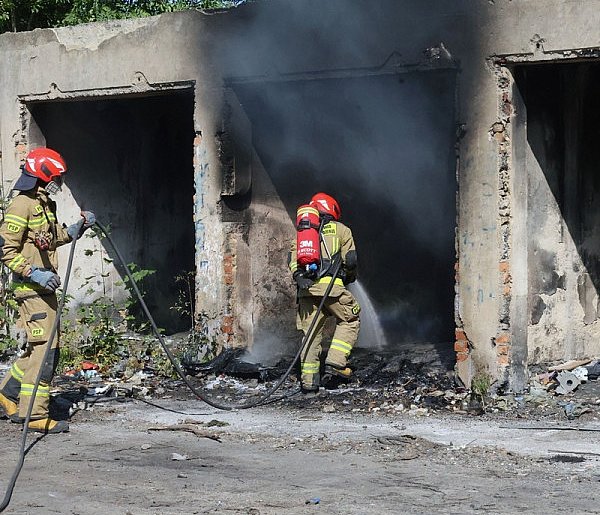 Pożar śmieci w pustostanie na Przemysłowej. Dwa zastępy straży w akcji-112675