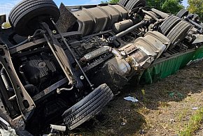 Ciężarówka wpadła do rowu i dachowała na A4. Kierowca w szpitalu-113348