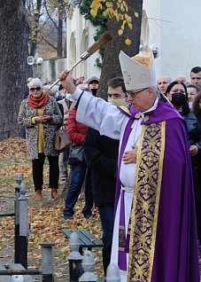 Nabożeństwo na cmentarzu