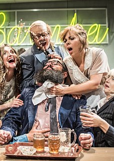 "Lekcja tańca w zakładzie weselno-pogrzebowym pana Bamby” reżyseria Łukasz Czuj.