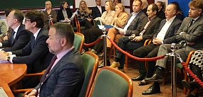 Czerwony sznur nowym elementem sali sesyjnej