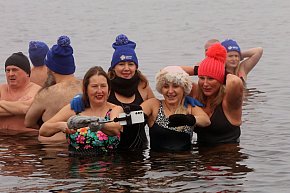 Legnickie Morsy w lodowatej wodzie-23453