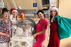 Świąteczny teatr i paczki dla dzieci w szpitalu-23535