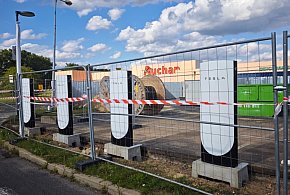 Stacja Tesla Supercharger przy Auchan na finiszu-114016