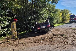 Szaleńczy rajd skończył się dachowaniem. Dwie osoby w szpitalu-115875