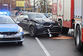 Kierowca mercedesa zignorował światła i uderzył w przejeżdżającą toyotę-116894