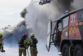 Samolot uderzył w stado ptaków i stanął w ogniu. Ćwiczenia na lotnisku-117062