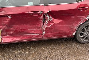 Stracił panowanie na łuku drogi rozbił dwa samochody-117584