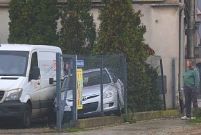 Nie opanowała auta na łuku. Hyundai wjechał prosto w ogrodzenie-117638