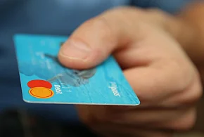 Fiskus skontroluje płatności kartą Polaków? Resort zabiera głos-117916