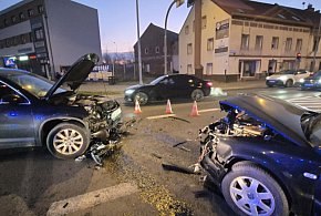 Zderzenie dwóch samochodów zakończyło się hospitalizacją kobiety i dziecka-118016