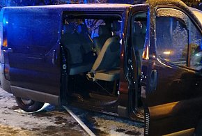 Nocne zderzenie busa z ciężarówką. Pasażerka busa w szpitalu-120133