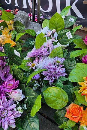 Przed legnickim cmentarzem komunalnym-23214