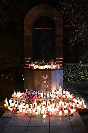 Cmentarz rozświetlony tysiącami zniczy-23227