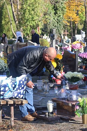 Wszystkich Świętych w Legnicy – wzmożony ruch-23216