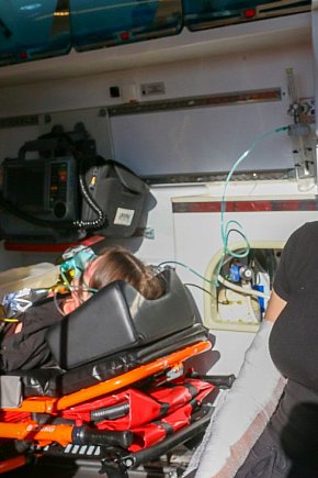 Zadymione sale, ewakuacja i atak agresora-23239