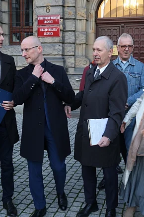 Burza po zdjęciu krzyża z sali obrad w Legnicy-23242