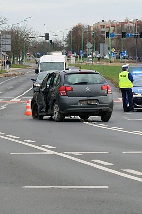 Zderzenie dwóch aut na rondzie Niepodległości-23332