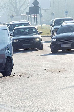 Wypadek na rondzie Niepodległości w Legnicy-23470