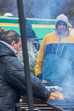 Tłumy na nowym targowisku w Bartoszowie-23631