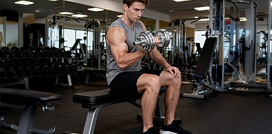 Sztanga vs hantle: różnice w aktywacji mięśni i zastosowaniach