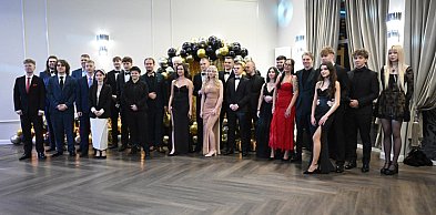 Studniówka uczniów „Samochodówki” na sto dni przed maturą