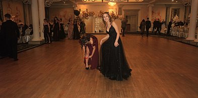 Maturzyści Zespołu Szkół Ekonomicznych na balu studniówkowym