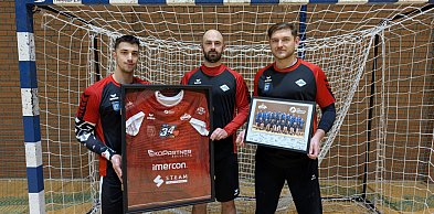 Unikatowa koszulka Siódemki Miedź Legnica na licytacji na rzecz WOŚP