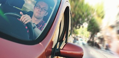 Dlaczego coraz więcej osób wraca na kurs prawa jazdy po latach przerwy?