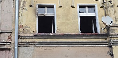 Pożar mieszkania przy Dmowskiego. Poparzony mężczyzna trafił do szpitala