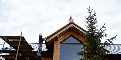 Pełne deskowanie dachu na nowoczesnej nieruchomości – czy takie rozwiązania wciąż