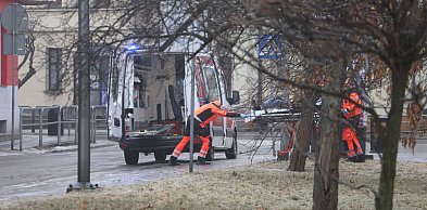 Szklanka na chodnikach paraliżuje miasto i wypełnia szpitalne korytarze