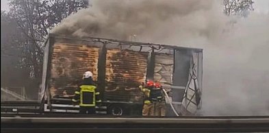 Ogień na A4. Ciężarówka spłonęła doszczętnie, siedem zastępów w akcji