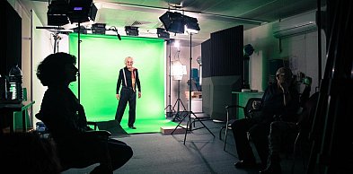 Studio green screen – czym różni się nagranie studyjne od biurowego?
