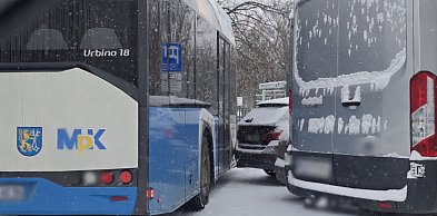 Śnieg sparaliżował miasto. Kolizje się sypią jedna za drugą