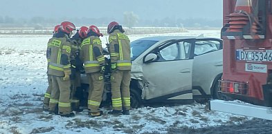 Nie zachowała bezpiecznej odległości. Uderzyła w Mercedesa, wjechała w pole