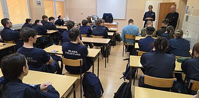 Maturzyści z VII LO poznali szczegóły rekrutacji do policji i etapy naboru
