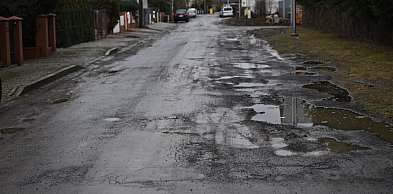 Fatalna nawierzchnia i grzęznące samochody. To obraz Morelowej i Orzechowej