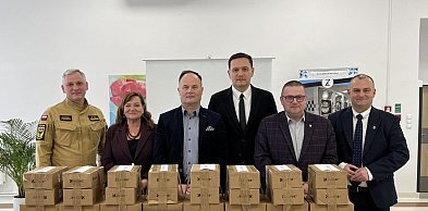 Strażacy z Legnicy przekazali czujniki w ramach programu ochrony ludności