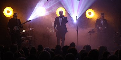 Śpiewał o miłości, a sala śpiewała z nim. Finał Dnia Kobiet w Kunicach