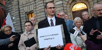 Ataki na wierzących i usuwanie krzyży to rzeczywistość naszych ulic