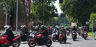 Wielu kierowców w Legnicy robi to na drodze. Czy wiesz, co oznacza?