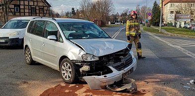 Zlekceważył sygnalizację świetlną na skrzyżowaniu, doprowadził do zderzenia