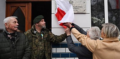 Historia ukryta w starej fotografii uruchomiła niezwykłą historię tablicy