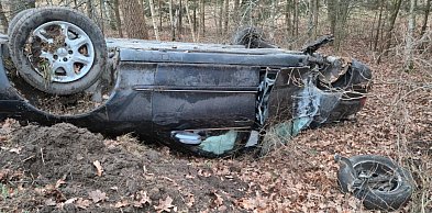 Nocny rajd zakończony w rowie. Kierowca uciekł z miejsca wypadku