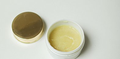 Co kryje się pod Parfum w INCI – fakty, lista i praktyka czytania