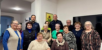 Policja u prochowickich seniorów. Było o telefonach i oszustach