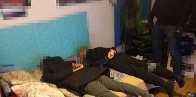 24-latek wpadł po akcji policji, w mieszkaniu trzymał narkotyki i pieniądze