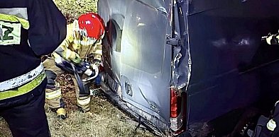 Groźne dachowanie na A4. Pojazd wypadł z jezdni