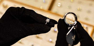 Co wyróżnia pierścionki zaręczynowe z białego złota?